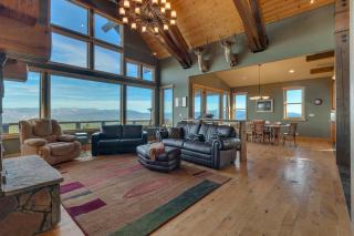 Grand Vista Lodge by Tahoe Getaways - 5 BR with Stunning Views, Pool Table, Private Hot Tub & HOA Pool! - Truckee - 9
