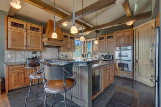 Grand Vista Lodge - 5 BR with Stunning Views, Pool Table, Private Hot Tub & HOA Pool! - Truckee - 7