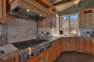 Grand Vista Lodge - 5 BR with Stunning Views, Pool Table, Private Hot Tub & HOA Pool! - Truckee - 4