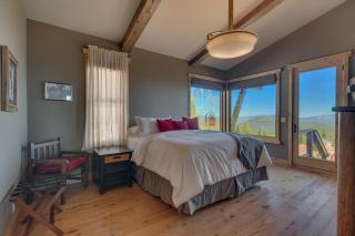 Grand Vista Lodge - 5 BR with Stunning Views, Pool Table, Private Hot Tub & HOA Pool! - Truckee - 1