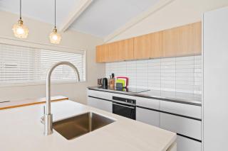 Renovated Wanaka Classic with Lake Views - Wanaka - 3
