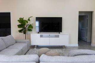 Palm Beach Getaway with hot tub & mini golf near beaches, downtown, and plenty of shopping - West Palm Beach - 5