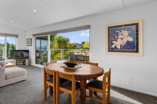 Scenic Lake Views - Taupo Holiday Home - Taupo - 3