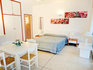 Lovely apartment for 5 guests by the beach-Beahost - Lignano Sabbiadoro - 9