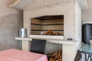 Property with a pool near Trogir with parking, BBQ - Bristivica - 6