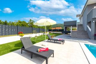 Property with a pool near Trogir with parking, BBQ - Bristivica - 8