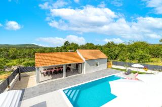 Property with a pool near Trogir with parking, BBQ - Bristivica - 4