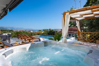 Villa Lea with 4 bedrooms, 40sqm pool, Hot-Tub, 2km from beach - Kastel Novi - 8