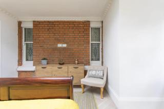 4-Bed Flat in West London Sleeps 8 8 min to Tube - London - 4