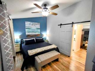 F Lakefront! Remodeled, Sleeps 4, Boat Slip, Patio, WiFi, Cable, Pool - Osage Beach - 1