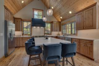 Truckee Treasure at Grays Crossing, Relaxing Home w Private Hot Tub, Dogs Welcome! - Truckee - 5