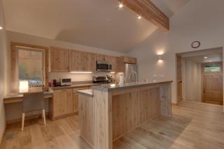 Contemporary Tahoe Donner 3BR Hot Tub- Pet Friendly- Amenity Access - Truckee - 2