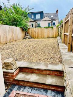 Spacious Four Bedroom House with Garden - 7
