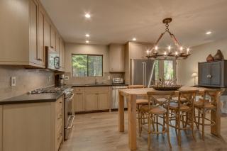 Antler House- Quiet, Charming Cabin w Cozy Fireplace, Close to Skiing - Tahoe City - 8