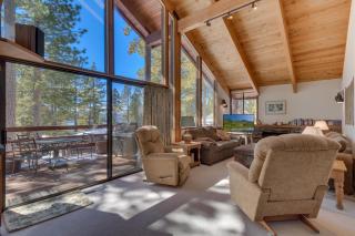 Base Camp- Hot Tub, Large Deck, Wood Fireplace, Short Drive to Ski Resorts! - Tahoe City - 8