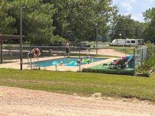 Askews Getaway Lakeside Cabin - 9