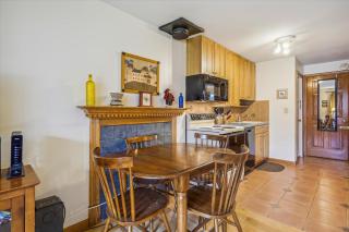 Cozy One-Bedroom Edgemont Condo with Ski Access & Fireplace B3 - 5
