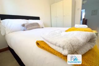 Contractor Stays by Furnished Accommodation Leeds - Free Van Parking on Driveway - Bramhope - 6