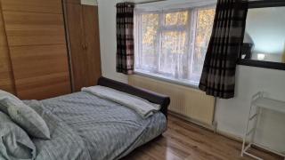 Comfortable 2 bedroom house with free parking and great transport links - 7