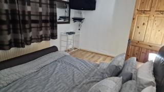Comfortable 2 bedroom house with free parking and great transport links - Dagenham - 7