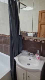 Comfortable 2 bedroom house with free parking and great transport links - Dagenham - 5