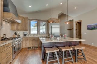 Four Seasons at Tahoe Donner - Gorgeous 4 BR Private Hot Tub- Pool Table- Amenity Access - Truckee - 4