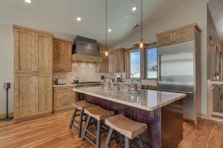 Four Seasons at Tahoe Donner - Gorgeous 4 BR Private Hot Tub- Pool Table- Amenity Access - Truckee - 2