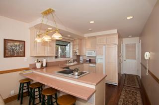 Lakeside Escape - Beautiful Lakefront, Pier, Wood Fireplace, Private Hot Tub - Tahoe Vista - 5