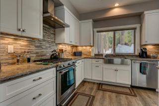 Mountain Jewel in Tahoe Donner - Beautiful 4 Bedroom w Hot tub, Access to HOA Amenities - Truckee - 3