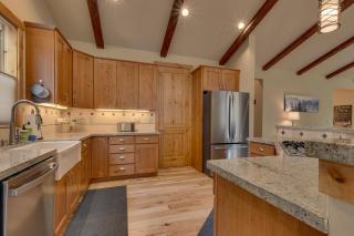Paradise in the Pines - Luxury Home in Quite Neighborhood, Wooded Views, Short Drive to Skiing - Carnelian Bay - 2