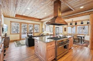 Silverado Lodge at Palisades - 4BR w Private Hot Tub & Ski Shuttle - 4