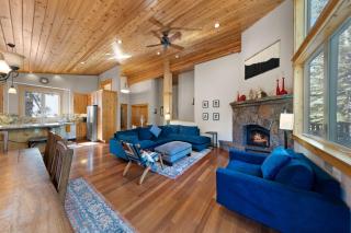 Skislope Manor - Spacious Tahoe Donner 4 BR with Gorgeous Home Theater and Hot Tub - Truckee - 9