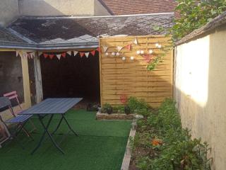 Élégante maison de ville avec cour intérieure, centre de Châteaudun, proche sites touristiques - FR-1-581-115 - 0