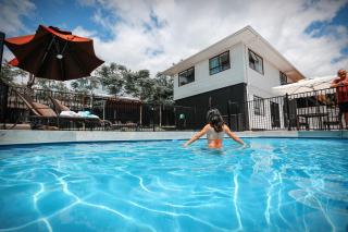 Swimming Pool Holiday Villa - Auckland - 9