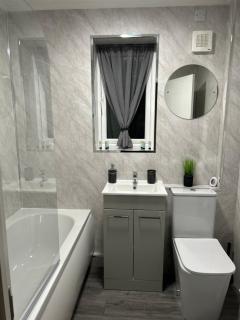 Lingfield House - Spacious 3 Bed Detached Home From Home - Burton upon Trent - 1