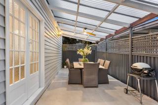 LUX PET-FRIENDLY's BENDIGO ACCOMMODATION NO STAIRS CATS DOGS 5 BEDROOM 2 BATHROOMS ENTIRE HOME WALK TO BENDIGO CBD LAKE Bendigo Regional Tennis Centre BRTC Central Deborah Gold Mine Bendigo Art Gallery Golden Dragon Museum Rosalind Park The Great Stupa, - Bendigo - 6
