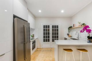 LUX PET-FRIENDLY's BENDIGO ACCOMMODATION NO STAIRS CATS DOGS 5 BEDROOM 2 BATHROOMS ENTIRE HOME WALK TO BENDIGO CBD LAKE Bendigo Regional Tennis Centre BRTC Central Deborah Gold Mine Bendigo Art Gallery Golden Dragon Museum Rosalind Park The Great Stupa, - Bendigo - 4