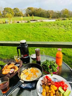 Peaceful ensuite lakeside cabin 'Tench' - Hadlow Down - 8