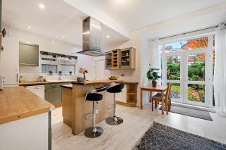 Pass the Keys Old Trafford 4-Bedroom Retreat Near Manchester United & City Centre - Family-Friendly - 0