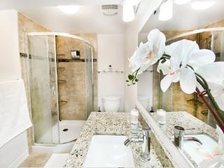 Spacious 2BR Apartment, Large Kitchen, Parking Included - Mississauga - 1