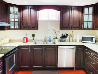 Spacious 2BR Apartment, Large Kitchen, Parking Included - Mississauga - 6
