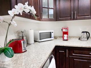 Spacious 2BR Apartment, Large Kitchen, Parking Included - Mississauga - 5
