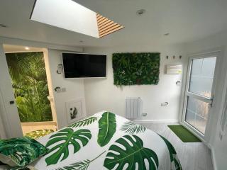 Cosy Jungle Cabin With Bathroom - 6