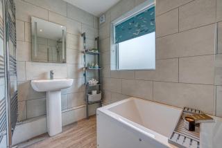 2-Bedroom Modern, Stunning & Stylish Contractor House, Sleeps 4, Prime Portsmouth Location with Free Parking Permit - by Blue Puffin Stays - 2