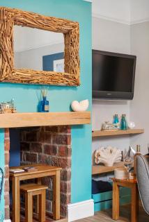 3-BR Stylish Spacious Townhouse, Perfect for Groups, Sleeps 6 with Free On-Street Parking Permit, Southsea - WORK CONTRACTORS and EASTER SPECIAL OFFER - by Blue Puffin Stays - Portsmouth - 1