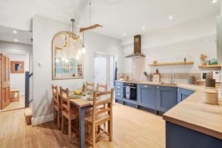 3-BR Stylish Spacious Townhouse, Perfect for Groups, Sleeps 6 with Free On-Street Parking Permit, Southsea - WORK CONTRACTORS and EASTER SPECIAL OFFER - by Blue Puffin Stays - Portsmouth - 5