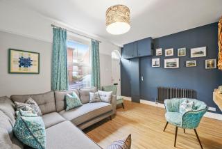 3-BR Stylish Spacious Townhouse, Perfect for Groups, Sleeps 6 with Free On-Street Parking Permit, Southsea - WORK CONTRACTORS and EASTER SPECIAL OFFER - by Blue Puffin Stays - Portsmouth - 4