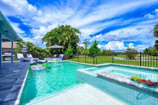 Stunning Family Home Pool & Spa - 5