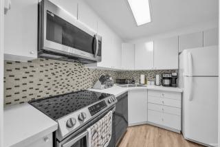 1-BR Condo in Downtown Coal Harbour with Parking and City Views - Vancouver - 4