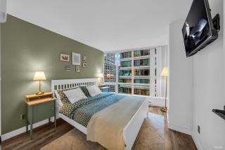1-BR Condo in Downtown Coal Harbour with Parking and City Views - Vancouver - 1